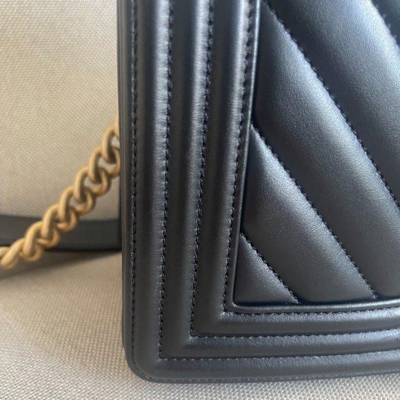 Chanel Old Medium Chevron Boy Bag with Aged GHW - Picture 5 of 11